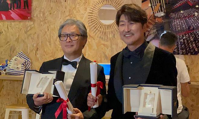 28일(현지시간) 프랑스 칸에서 열린 제75회 칸국제영화제에서 ''헤어질 결심''으로 감독상을 받은 박찬욱 감독(왼쪽)과 고레에다 히로카즈 감독의 한국 영화 ''브로커''로 한국 배우 최초로 남우주연상을 받은 송강호가 기념 촬영하고 있다. 연합뉴스