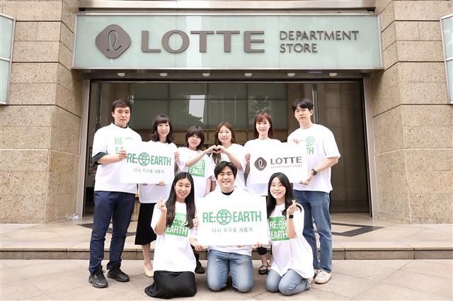 롯데백화점 직원들이 서울 중구 명동의 본점 앞에서 리얼스 캠페인을 홍보하고 있다.롯데백화점 제공