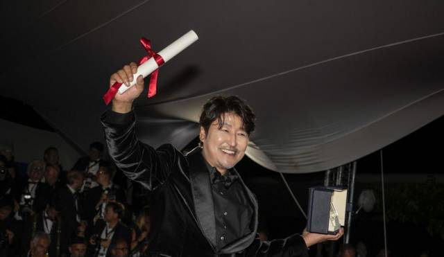 제75회 칸국제영화제에서 남우주연상을 받은 배우 송강호 / AP=연합뉴스