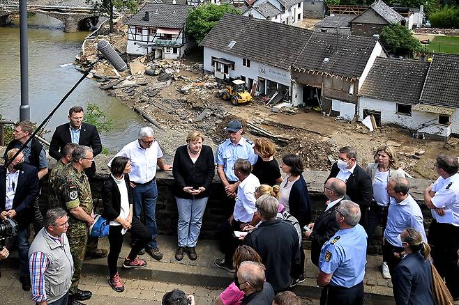 2021년 7월18일 홍수 피해가 컸던 라인란트팔츠주를 찾은 앙겔라 메르켈 당시 독일 총리(가운데). ⓒEPA