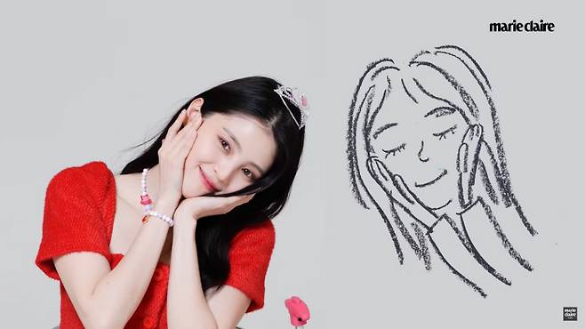 배우 한소희가 다이소 공주 세트를 착용하고 본인의 시그니쳐 포즈라는 치통 포즈(꽃받침)를 취하고 있고 옆에는 그의 그림이 그려져 있다. 마리끌레르 공식 유튜브 캡처