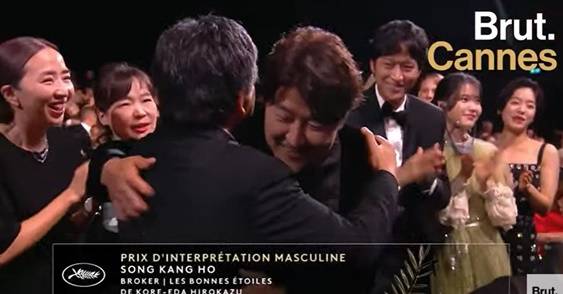 '브로커' 제작사인 영화사 집 이유진 대표(왼쪽)가 송강호 남우주연상 호명과 동시에 함께 기뻐하고 있다 / 사진=영상 캡처