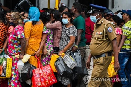 기름을 사기 위해 줄 선 스리랑카 국민들 [AFP 연합뉴스 자료사진]