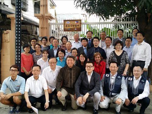 '동포사랑쉼터'를 운영하는 박일경 회장(앞줄 4번째)과 자원봉사자들 [박 회장 제공]