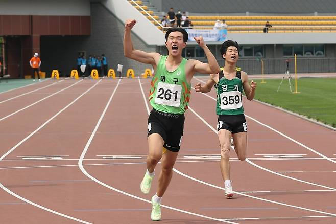 김동진, 한국 남자 중학교부 100ｍ 신기록 작성 (서울=연합뉴스) 김동진(번호 261)이 28일 경상북도 구미시민운동장에서 열린 전국소년체육대회 육상 남자 중학교 100ｍ에서 10초76의 한국 중학교부 신기록을 세우며 우승하고 있다. [대한육상연맹 제공. 재판매 및 DB금지]