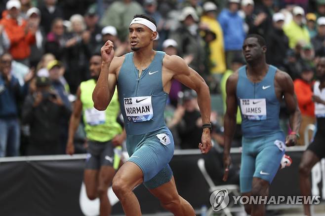 노먼, 남자 400ｍ 다이아몬드리그 기록 세우며 우승 (유진 AP=연합뉴스) 마이클 노먼이 29일(한국시간) 미국 오리건주 유진 헤이워드 필드에서 열린 2022 프리폰테인 클래식 다이아몬드리그 남자 400ｍ 결선에서 역주하고 있다.