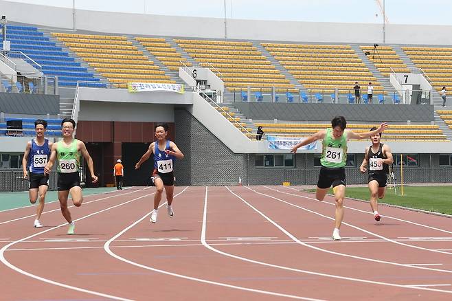 김동진, 소년체전 남자 중학교부 200ｍ도 우승 (서울=연합뉴스) 김동진(오른쪽 두 번째)이 29일 경상북도 구미 시민운동장에서 열린 제51회 전국소년체육대회 육상 남자 중학교부 200ｍ 결선에서 가장 먼저 결승선을 통과하고 있다. [대한육상연맹 제공. 재판매 및 DB금지]