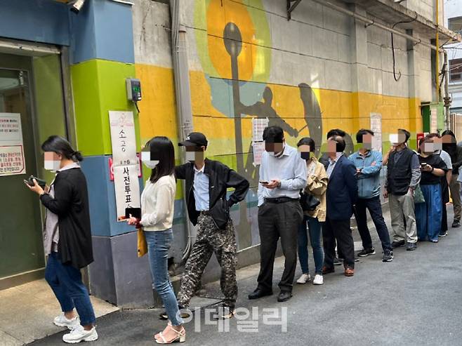 27일 오전 서울 중구 소공동주민센터에 관외투표를 하기 위해 시민들이 줄을 서고 있다.(사진=권효중 기자)