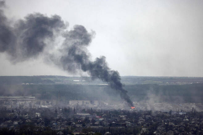 지난달 18일(현지시간) 우크라이나 동부 돈바스의 루한스크주 루비즈네 시내에서 검은 연기가 솟구치고 있다. (사진=AFP연합)