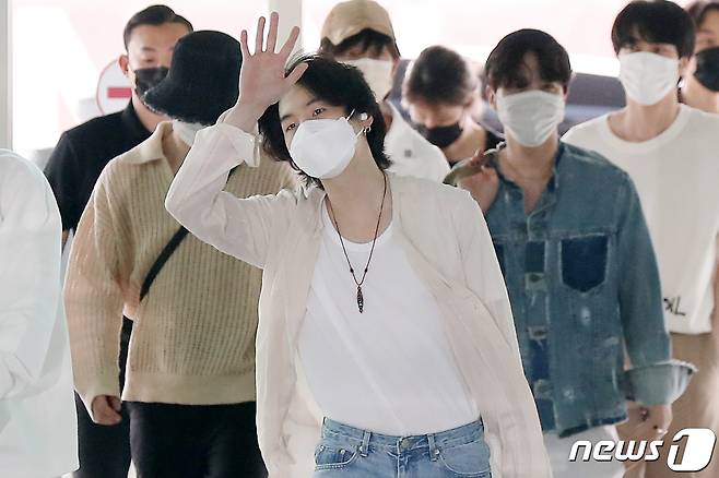 그룹 방탄소년단(BTS) 멤버 슈가(민윤기)가 29일 오전 인천국제공항 제2여객터미널을 통해 미국 워싱턴으로 출국하며 팬들에게 인사를 전하고 있다. BTS는 조 바이든 미국 대통령의 초청으로 백악관을 방문해 신종 코로나바이러스 감염증(코로나19)의 세계적 대유행 이후 급증한 아시아계 혐오 범죄 및 차별에 관련한 이야기를 나눌 것으로 전해졌다. 2022.5.29/뉴스1 © News1 민경석 기자