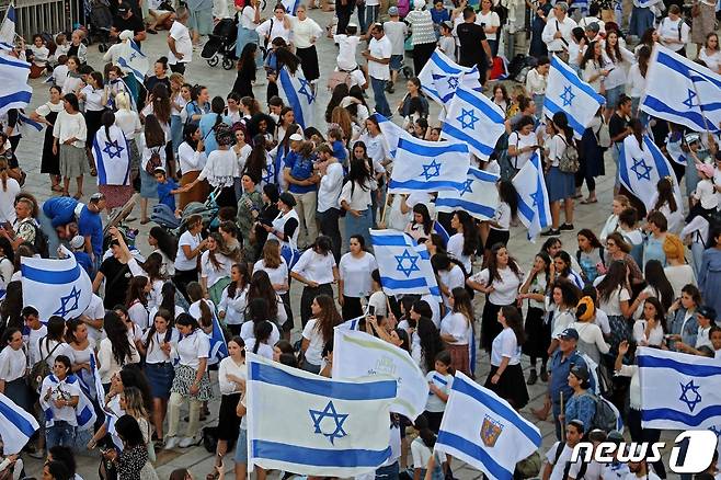 (서울=뉴스1) 이서영 기자 = 이스라엘 우파 유대인들이 29일(현지시간) 동예루살렘 구시가지를 도는 연례행사인 '깃발 행진'을 진행한 가운데 일부 시위대는 "아랍인들에게 죽음을"이라고 외쳤고, 이에 팔레스타인인들은 지붕에서 발사체를 던지는 등 이-팔 긴장이 고조됐다. © AFP=뉴스1 © News1 이서영 기자