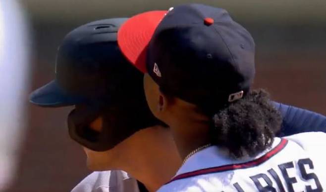 애틀랜타 브레이브스 아지 알비스가 상대 선수 헬멧에 입맞춤을 하고 있다. (MLB.com 화면 캡처)© 뉴스1
