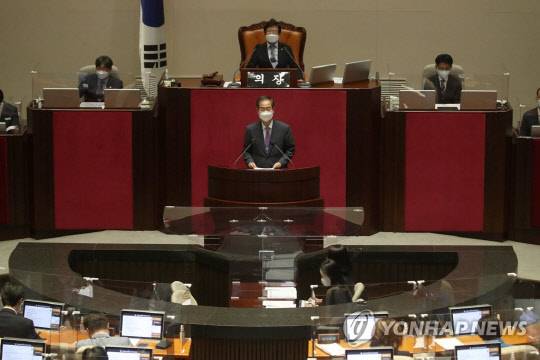 한덕수 국무총리가 29일 오후 서울 여의도 국회에서 열린 본회의에서 추경안 통과 감사 인사말을 하고 있다. 연합뉴스