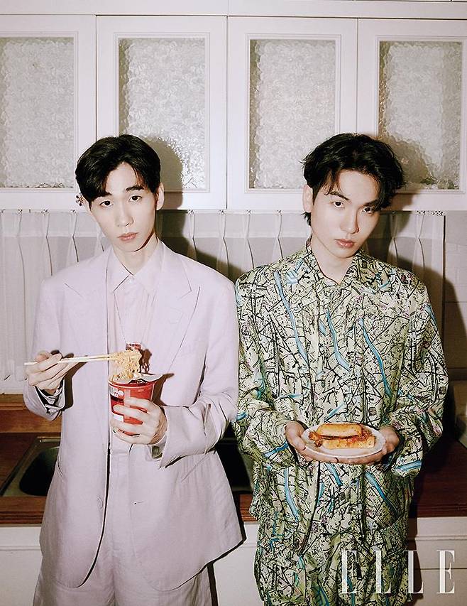 승동이 입은 재킷과 셔츠, 쇼츠는 모두 Fendi. 동이 입은 블루종과 셔츠, 쇼츠는 모두 Fendi.