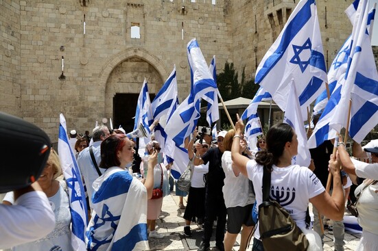 예루살렘의 날 행진 참가자들이 29일 이스라엘 국기를 들고 다마스쿠스 문 밖에 모여 있다. 예루살렘/신화통신 연합뉴스
