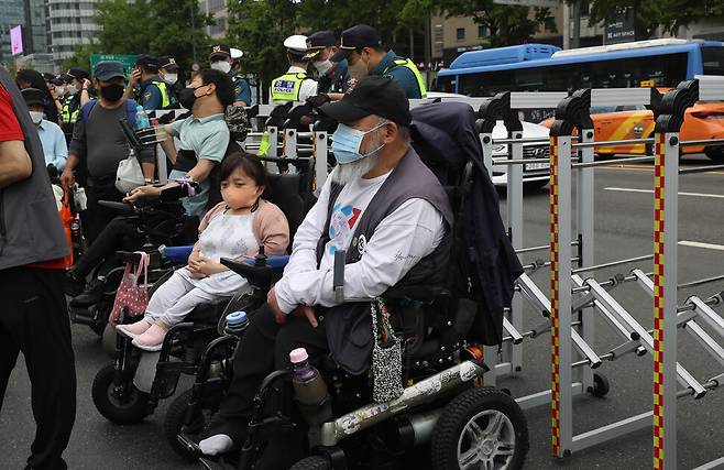 서울장애인차별철폐연대 회원들이 30일 오후 서울시의회 앞 도로에서 발달·중증 장애인 참사 분향소 설치와 장애인 권리 쟁취 농성 선포 기자회견을 하고 있다. 윤운식 선임기자