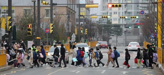 지난 3월 경기 화성시의 한 초등학교 앞에서 아이들이 등교를 하고 있다. 뉴스1