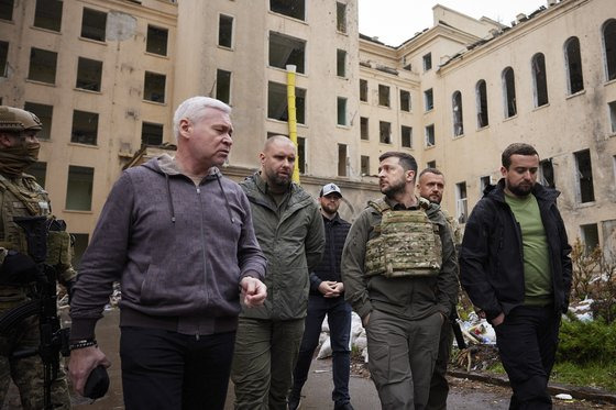 볼로디미르 젤렌스키 우크라이나 대통령이 이고르 테레코프 하르키우 시장과 함께 시내의 파괴된 건물을 둘러보며 이야기를 나누고 있다. [EPA=연합뉴스]