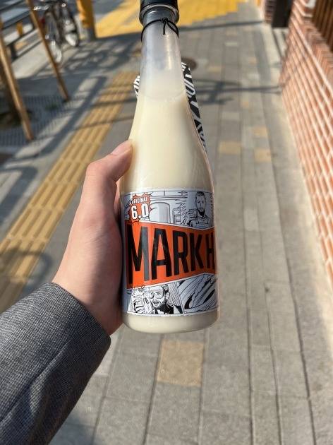 새롭게 출시한 막걸리인 '마크홀리'. 스토리가 흥미롭다. 깔끔한 쌀 향이 느껴진다.
