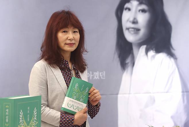 소설가 은희경이 30일 오전 서울 마포구 한 카페에서 열린 장편소설 ‘새의 선물’ 100쇄 기념 개정판 출간 간담회에서 포즈를 취하고 있다. 연합뉴스