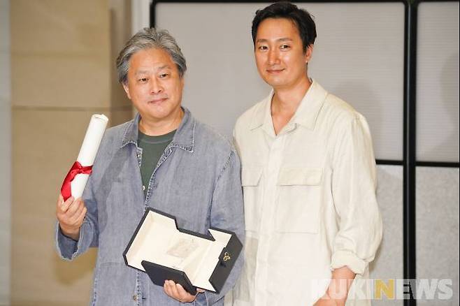 30일 오후 인천국제공항 제2여객터미널로 입국한 박찬욱 감독과 배우 박해일.&nbsp; &nbsp;사진=임형택 기자