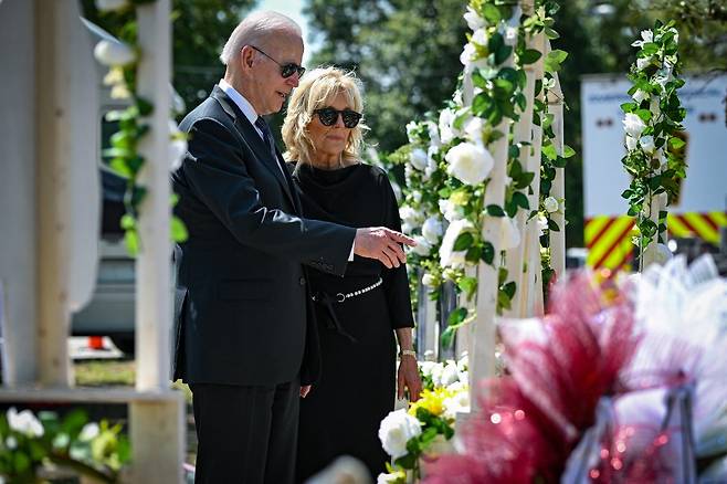 텍사스주 총격참사 현장에 마련된 희생자 추모 공간을 찾은 조 바이든 미국 대통령과 질바이든 여사./AFPBBNews=뉴스1