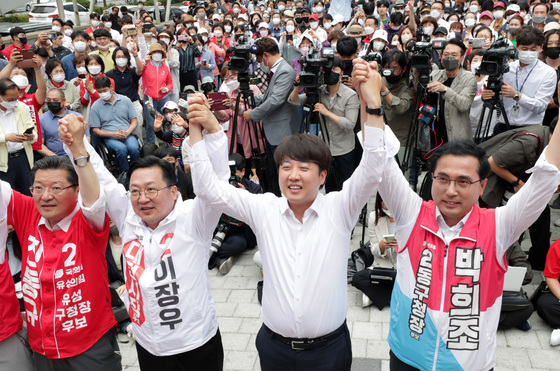 이준석 국민의힘 대표가 30일 대전 서구 둔산동 KB국민은행 앞에서 후보자들과 함께 손을 맞잡아 들어 지지를 호소하고 있다. /사진=뉴스1