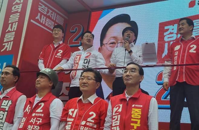 [대전=뉴시스] 조명휘 기자 = 이준석 국민의힘 대표가 30일 오전 이장우 대전시장 후보 선거사무소 인근에서 지원유세를 하고 있다. 2022.05.30.