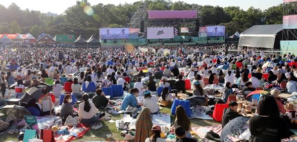 5월의 마지막날인 화요일은 전국이 대체로 맑으며 낮 기온이 최고 30도까지 오를 전망이다. 사진은 지난 27일 서울 송파구 올림픽공원 88잔디마당에서 진행된 서울재즈페스티벌 2022를 찾은 관람객들. /사진=뉴스1