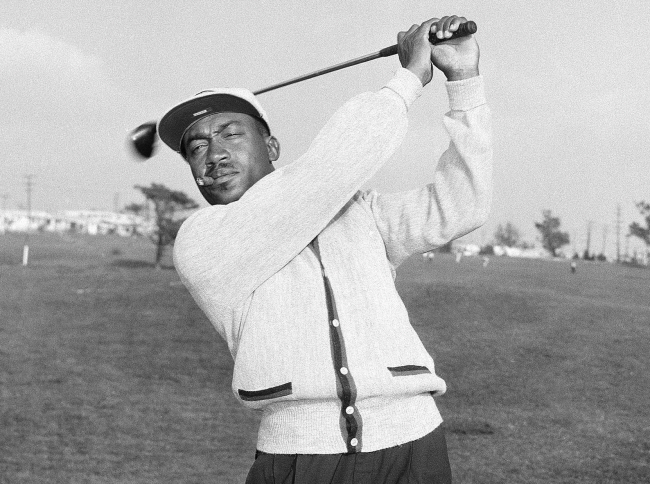 미국프로골프(PGA) 투어 최초의 흑인 선수인 찰리 시퍼드(미국)가 1957년 11월 미국 캘리포니아주 로스앤젤레스 웨스턴애비뉴골프코스에서 자신의 상징과도 같은 시가를 물고 골프클럽을 휘두르는 포즈를 취하고 있다.  AP 뉴시스