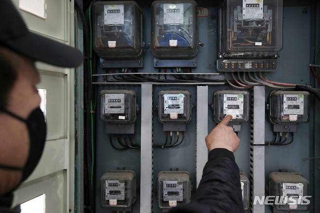 [서울=뉴시스] 조성우 기자 = 1일 서울 시내 한 주택가에 전기계량기가 설치돼 있다. 2022.04.01. xconfind@newsis.com