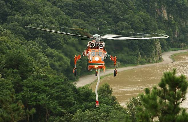 [대전=뉴시스] 산림청 산림항공관리소의 초대형헬기가 산불진화시범을 보이고 있다. *재판매 및 DB 금지