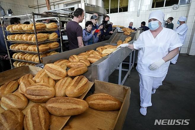 [헤르손=AP/뉴시스]지난 20일(현지시간) 우크라이나 헤르손주 스카도브스크시에서 외신 기자들이 구소련 시대의 조리법에 따라 빵이 구워지는 모습을 지켜보고 있다. 2022.05.30.