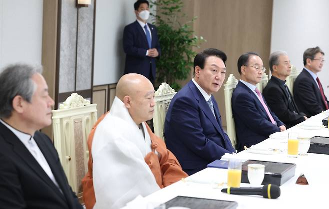 윤석열 대통령이 28일 서울 용산 대통령실 청사에서 열린 7대 종단 지도자 오찬에서 발언하고 있다. (왼쪽부터 이홍정 한국기독교협의회 총무와 원행 한국불교종단협의회장, 윤 대통령, 류영모 한국교회총연합 대표회장 등) 연합뉴스