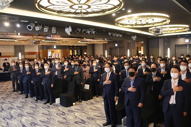 부산항운노조는 30일 부산 코모도호텔에서 200여 명이 참석한 가운데 올해 제2차 정기대의원대회 겸 박병근 위원장 취임식을 개최했다. 부산항운노조 제공