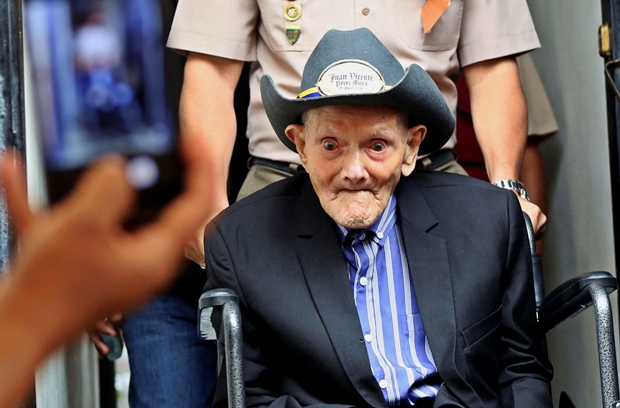 2022년 5월 27일(현지시간) 후안 비센테 페레스 모라 할아버지가 베네수엘라 타치라주에서 113번째 생일을 축하하고 있다./로이터 연합뉴스