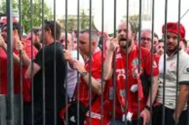 경기장 입장 지연에 항의하는 리버풀 팬들의 모습