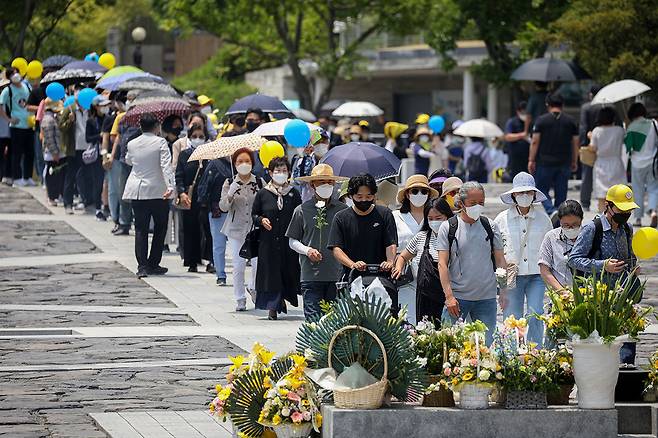 5월23일 노무현 전 대통령 13주기 추도식이 열린 경남 김해시 봉하마을 대통령 묘역에 추모객들이 줄을 서서 분향하고 있다.ⓒ시사IN 신선영