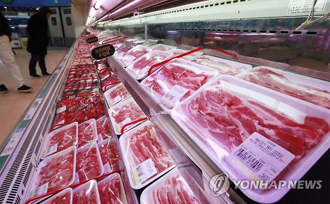 수입산 돼지고기 판매대 [연합뉴스 자료사진]