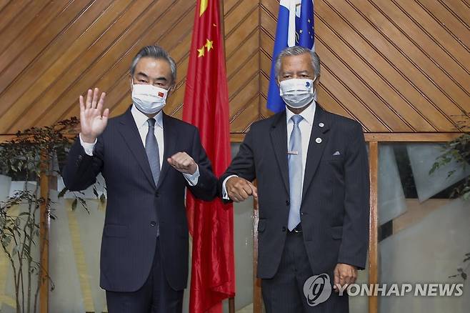 남태평양 도서국 순방중인 왕이 중국 외교부장 (신화=연합뉴스) 남태평양 도서국 순방중인 왕이 중국 외교부장(왼쪽)이 29일 피지 수바에서 태평양도서국 포럼 헨리 푸나 사무총장과 회동하고 있다.