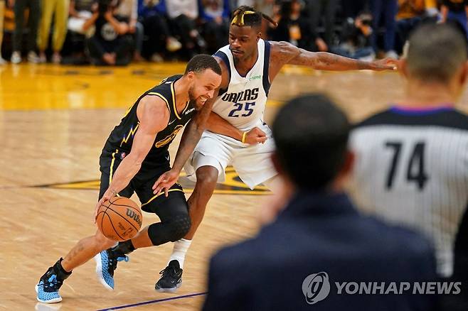 골든스테이트의 스테픈 커리(왼쪽) [로이터=연합뉴스] Mandatory Credit: Cary Edmondson-USA TODAY Sports