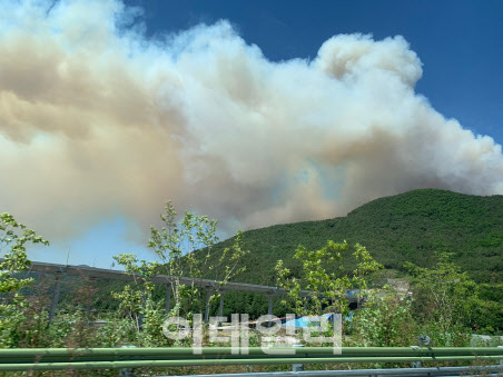 경남 의령군 부림면 묵방리 일원에서 산불이 발생, 주변지역으로 확산하고 있다. (사진=산림청 제공)