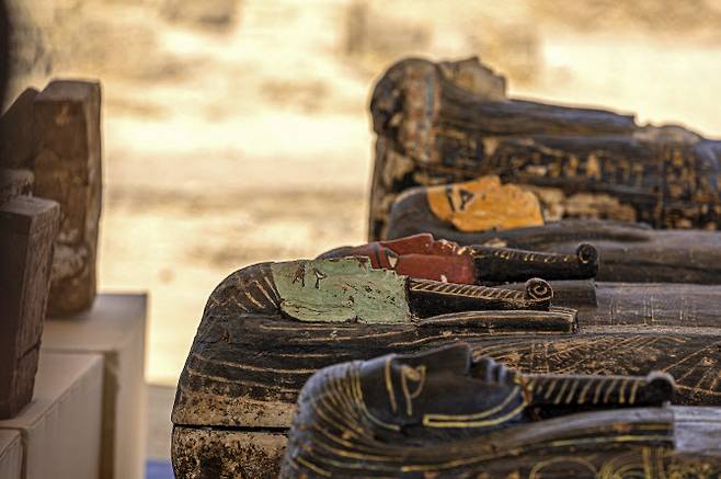 이집트 사카라 유적지에서 발견된 미라가 담긴 목관. (사진=AFP)