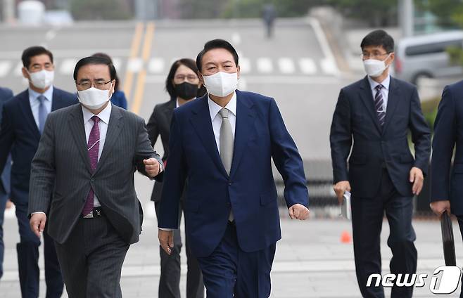 윤석열 대통령이 30일 오전 서울 용산구 국방부·합참 청사를 초도 방문하고 있다. (대통령실사진기자단) 2022.5.30/뉴스1 © News1 오대일 기자