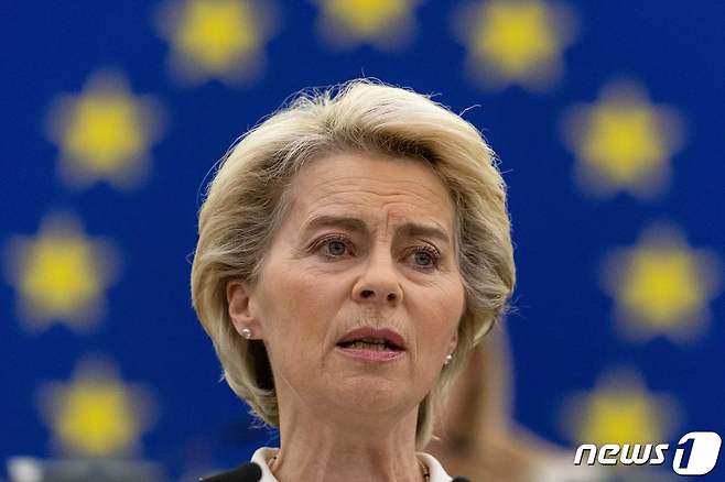유럽연합(EU) 행정부 수반격인 우르줄라 폰데어라이엔 EU 집행위원장이 4일 프랑스 스트라스부르에 위치한 EU 의회에서 대러시아 추가 제재 관련 발언하고 있다. 2022. 5. 4. © AFP=뉴스1 © News1 최서윤 기자