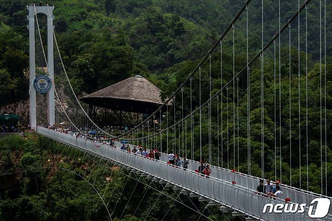 베트난의 세 번째 유리 다리가 기네스북에 올랐다. © 로이터=뉴스1 © News1 이서영 기자