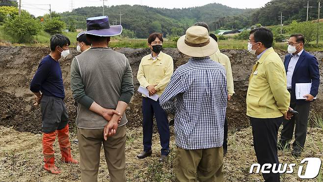 구상 서산시장 권한대행이 지난 30일 팔봉면 가뭄 농가를 방문해 관계자들과 이야기를 나누고 있다. © 뉴스1