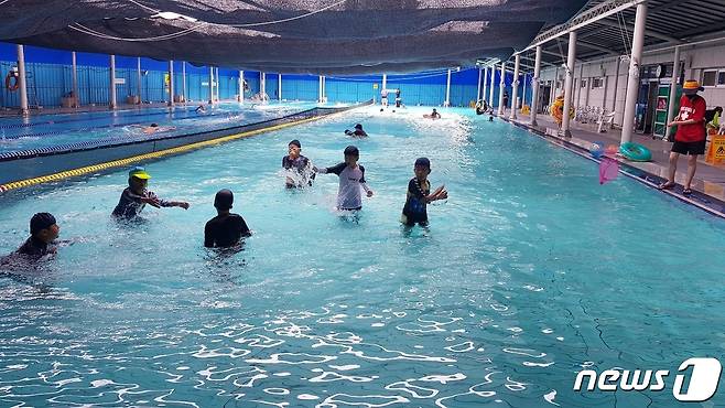 충주의 유일한 50m 수영장인 삼원초 수영장.(충주수영연맹 제공)2022.5.31/© 뉴스1
