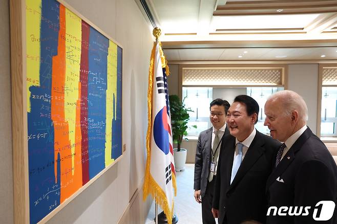 윤석열 대통령과 조 바이든 미국 대통령이 지난 21일 용산 대통령실에서 열린 단독 환담을 마친 후 벽에 걸린 그림을 보며 대화하고 있다. (대통령실 제공)  © News1 안은나 기자
