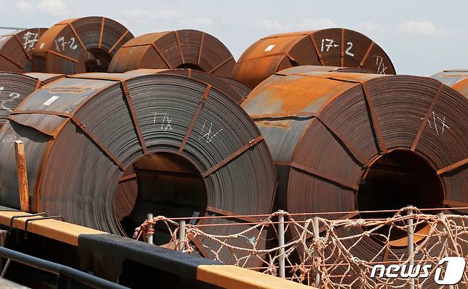 30일(현지시간) 우크라이나 남부 도시 마리우폴 항구에 강철 롤이 화물선에 쌓여있는 모습. 2022.05.30/뉴스1 © 로이터=뉴스1 © News1 김민수 기자
